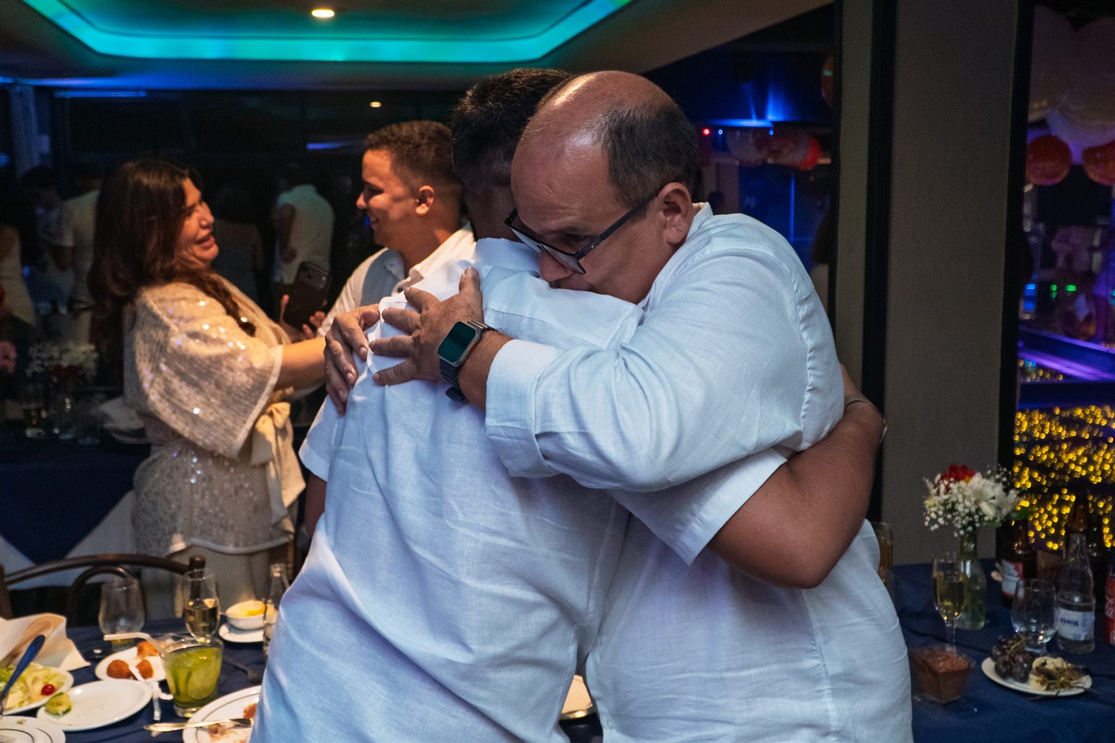 Convidados se abraçando durante uma celebração no Isla Bonita