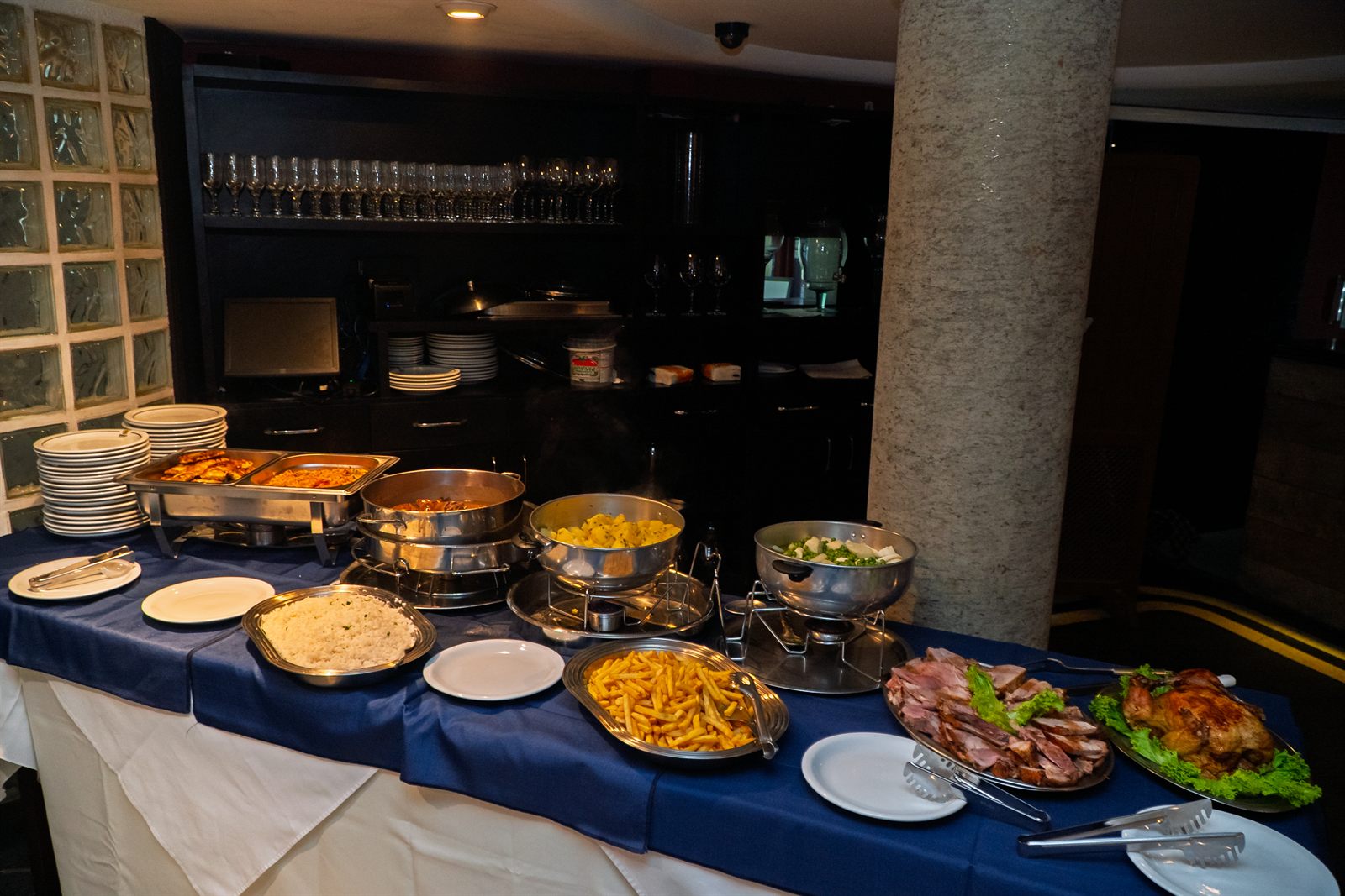 Buffet de jantar preparado para os convidados