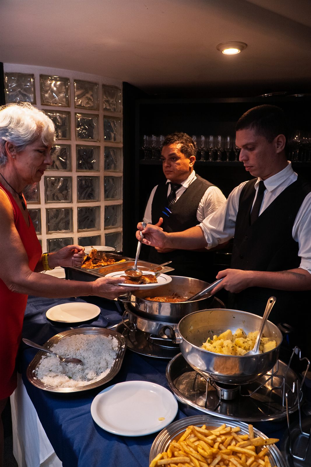 Equipe servindo o buffet durante o evento