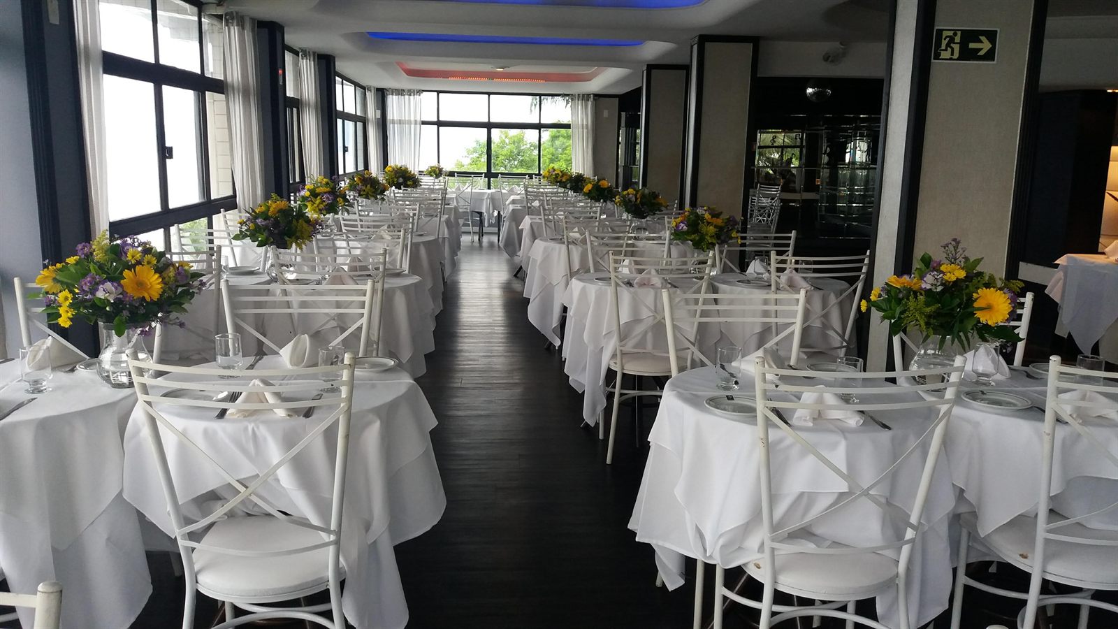 Salão diurno decorado com flores amarelas