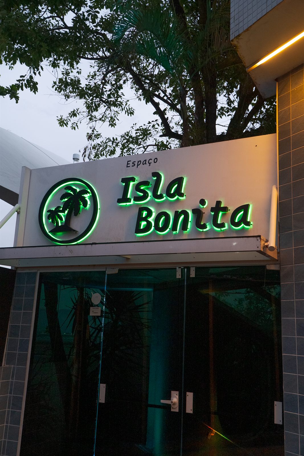 Entrada e letreiro do Espaço Isla Bonita