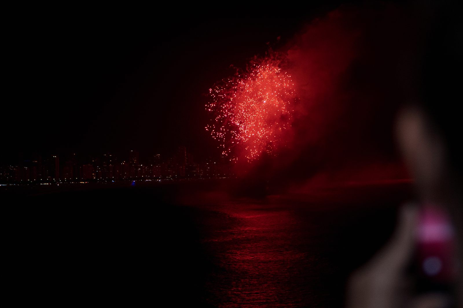 Queima de fogos sobre a orla vista do Isla Bonita