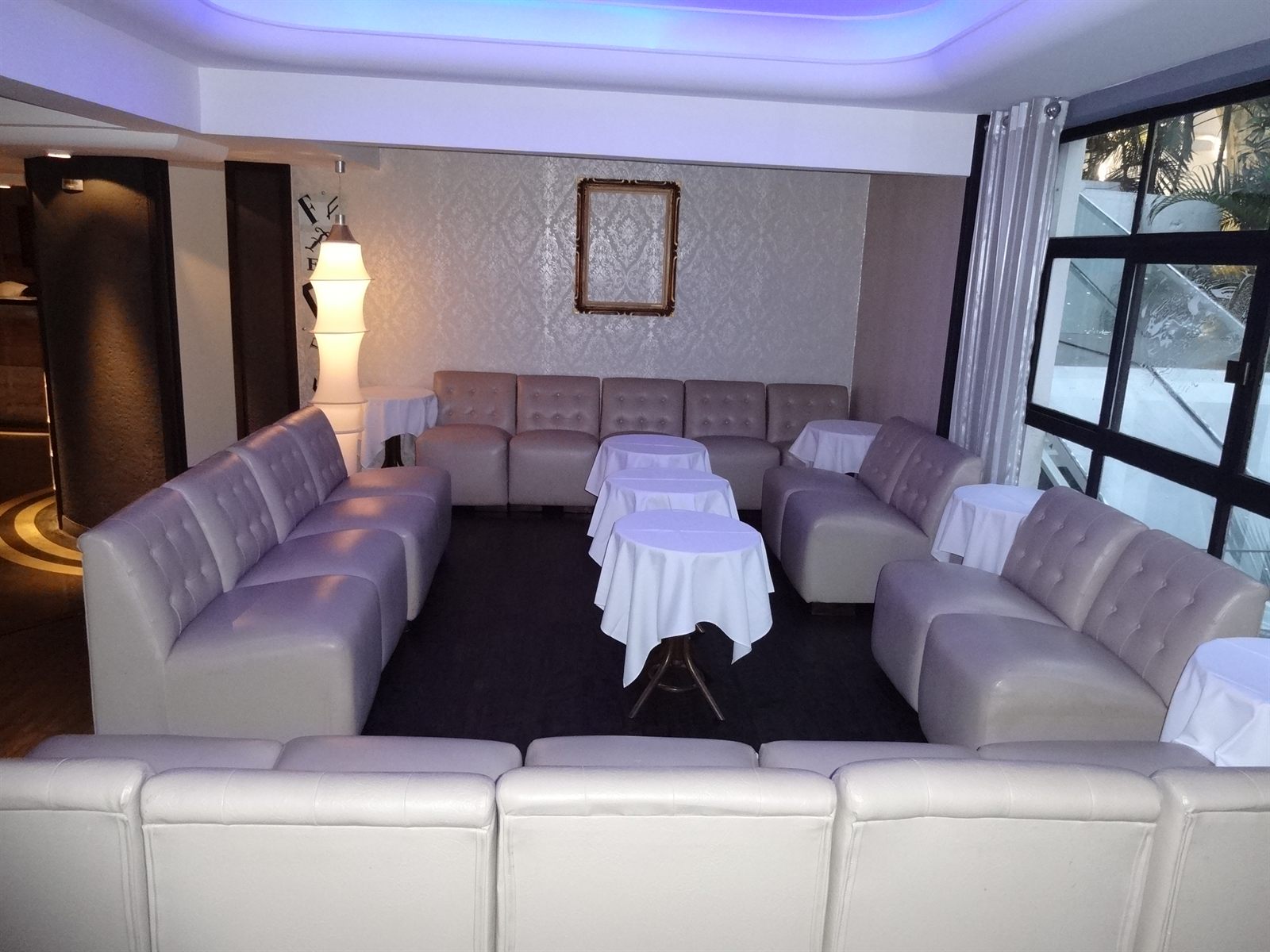 Lounge com sofás e mesas de apoio