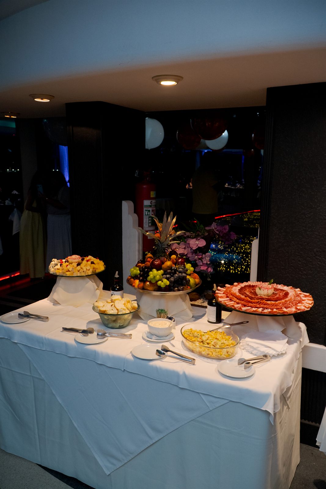 Mesa de frios, frutas e queijos apresentada no salão