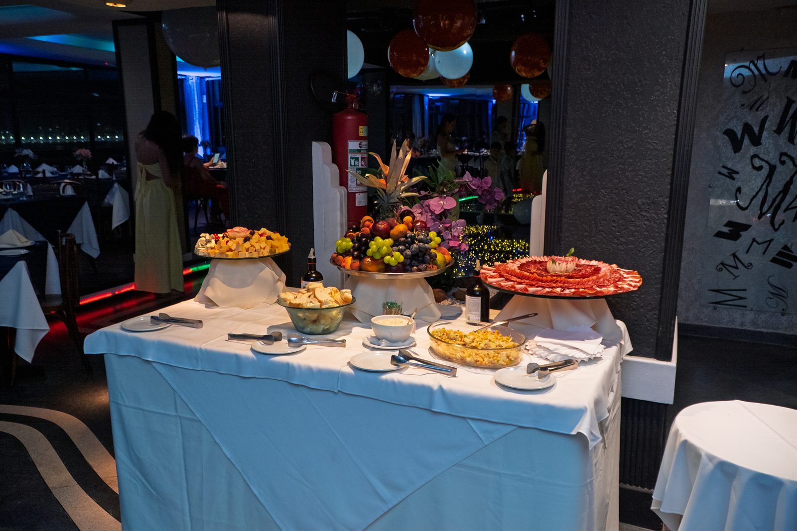 Mesa de frios, frutas e queijos preparada para o evento