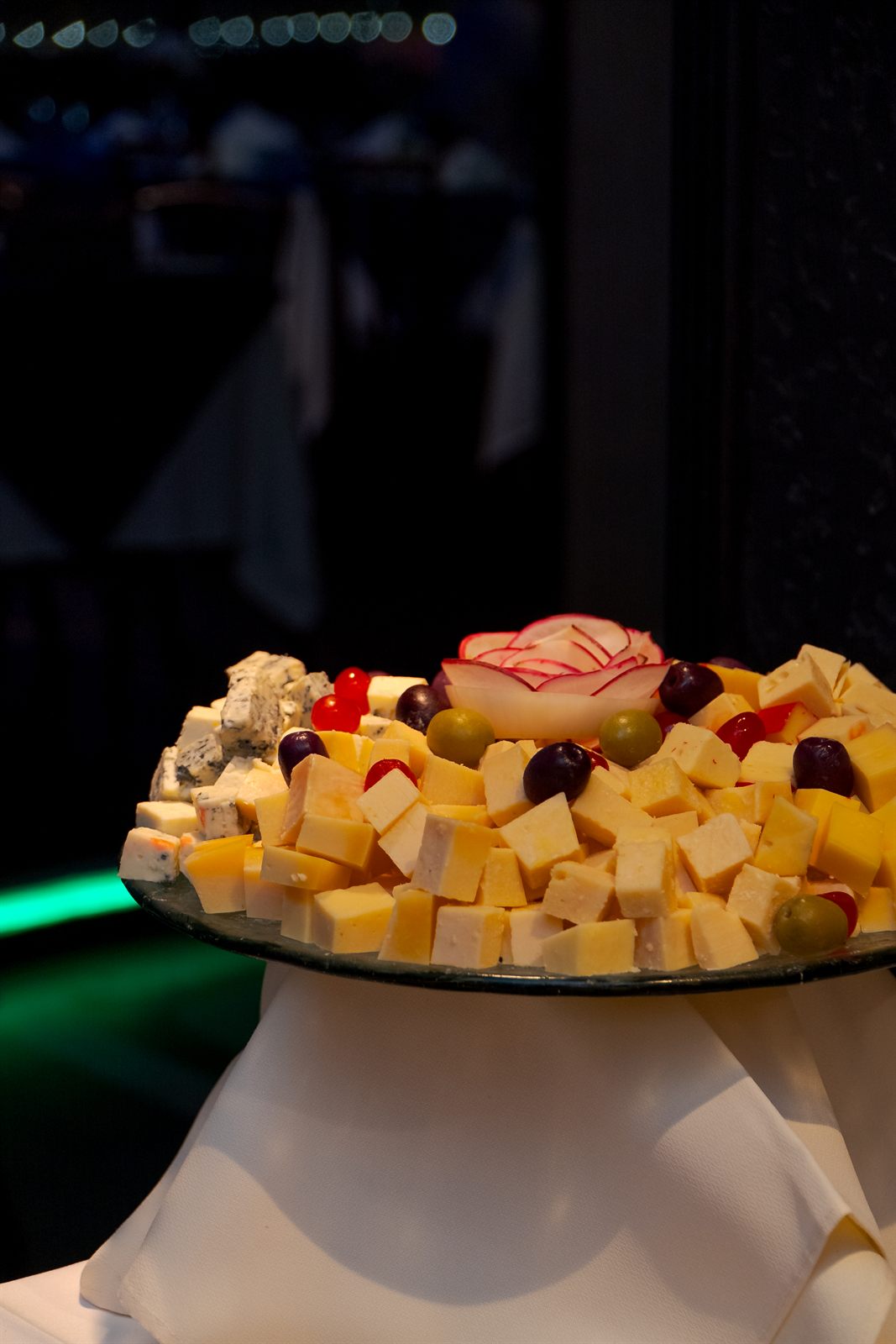 Seleção de queijos e frutas no buffet